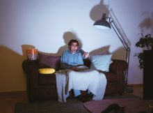 Cum afectează privitul excesiv la TV somnul tău