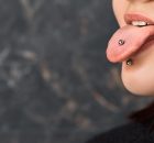 Piercing buric: tendințele și siguranța acestui accesoriu